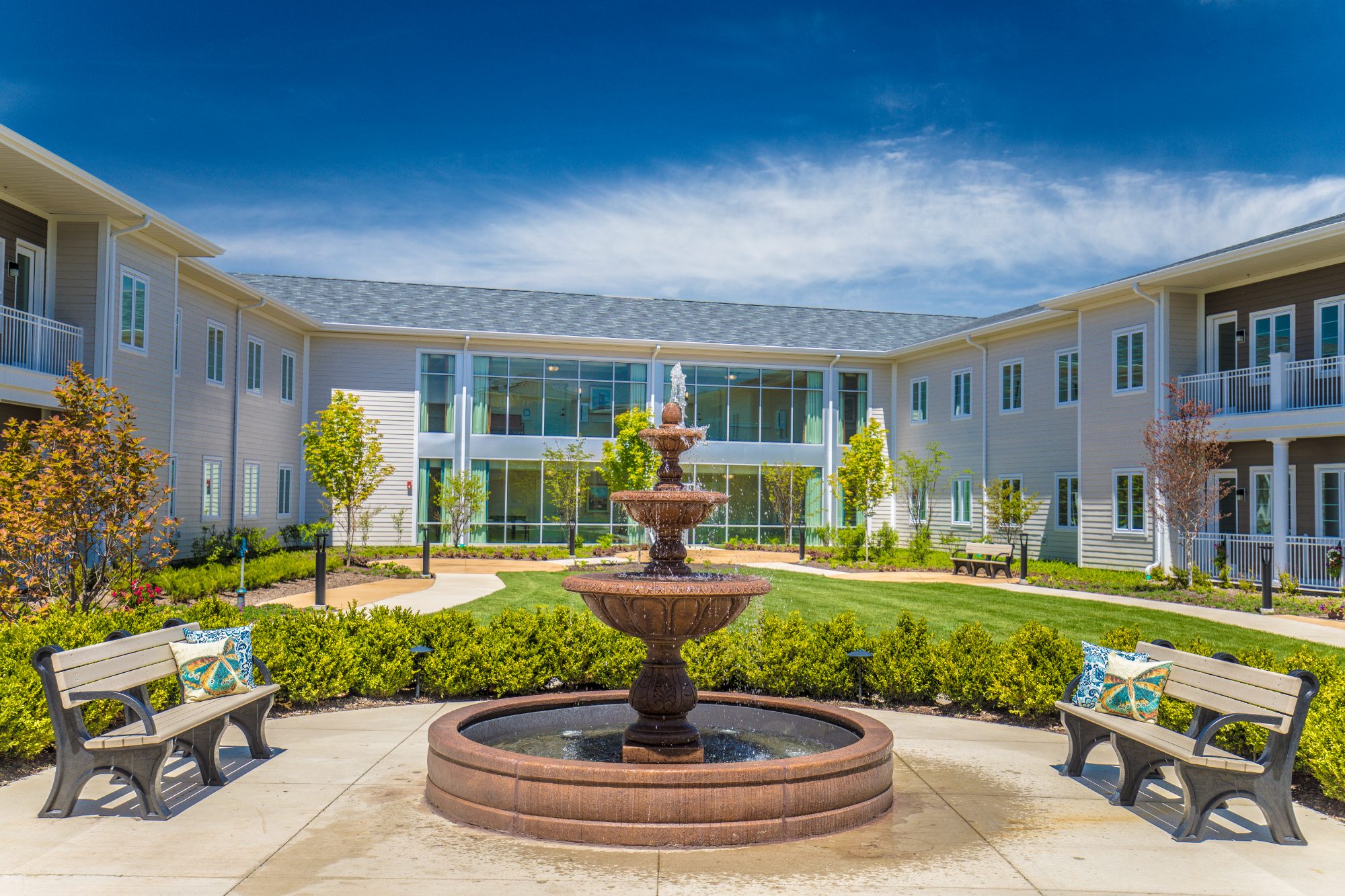 The landscaped courtyard and fountain at Evolve of Long Grove